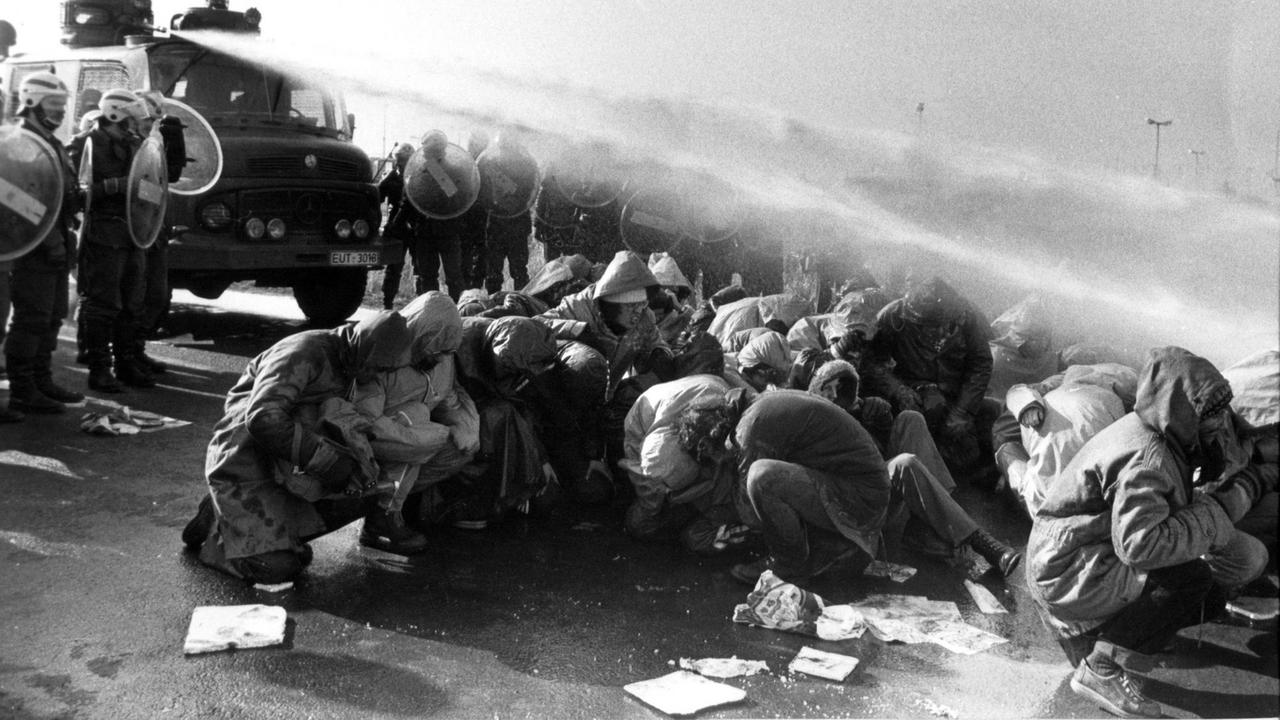 Mit einem Wasserwerfer versucht die Polizei die Blockade der Demonstranten aufzulösen, aufgenommen am 26. Februar 1981 in Brokdorf bei Protesten gegen das AKW