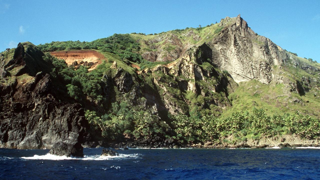 Blick auf die zu Großbritannien gehörende Vulkaninsel Pitcairn im südlichen Pazifik