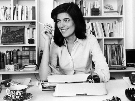 Historische Aufnahme der amerikanischen Schriftstellerin und Philosophion Susan Sontag in ihrem Arbeitszimmer, November 1972.