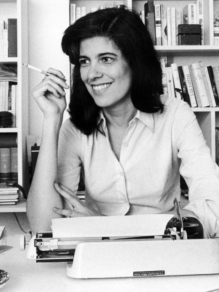 Historische Aufnahme der amerikanischen Schriftstellerin und Philosophion Susan Sontag in ihrem Arbeitszimmer, November 1972.