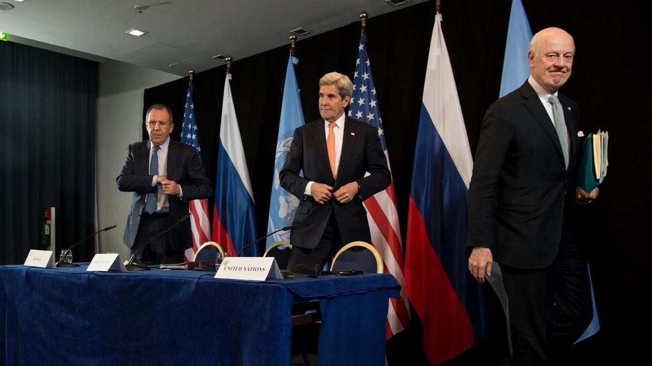 Der Außenminister von Russland, Sergej Lawrow (l-r), der Außenminister der USA, John Kerry, und der UN-Syrien-Sondergesandte Staffan de Mistura verlassen am 12.02.2016 in München (Bayern) nach der Syrien-Konferenz nach einer Pressekonferenz das Podium.