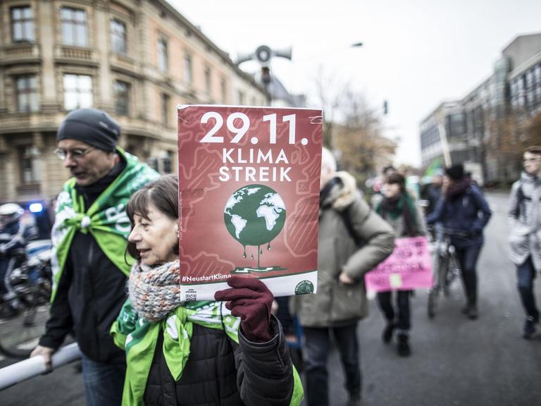 Demonstranten der Fridays for Future Bewegung demonstrieren am 22.11.2019 in Frankfurt für den Klimaschutz