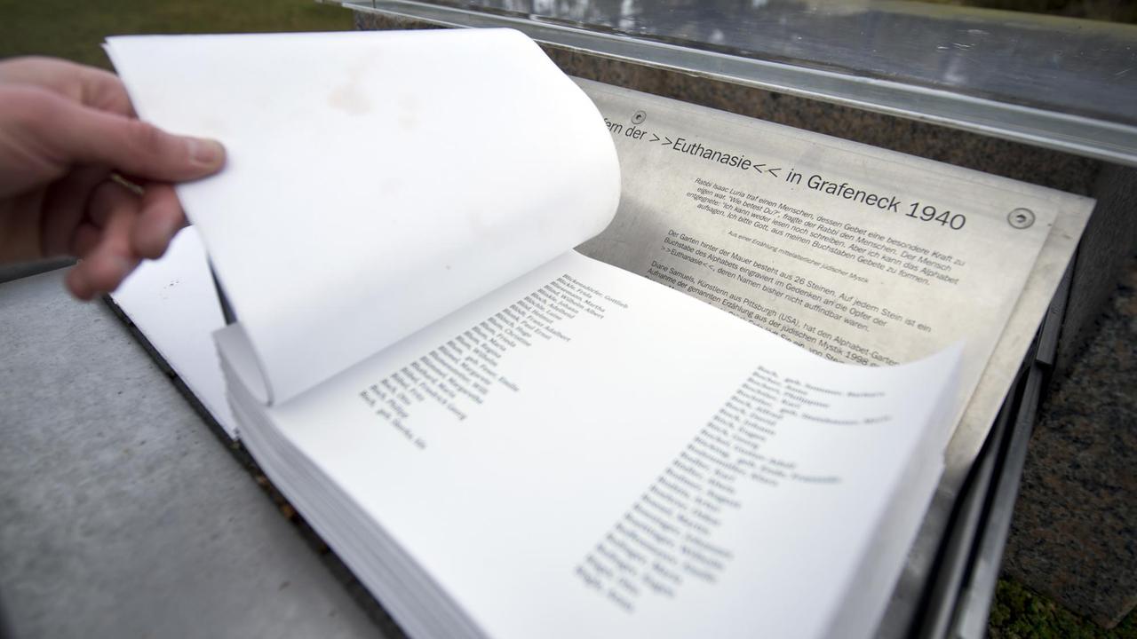 In einem Ordner in der Gedenkstätte Grafeneck sind die Namen der durch die Nazis ermoderten Opfer zu sehen. 