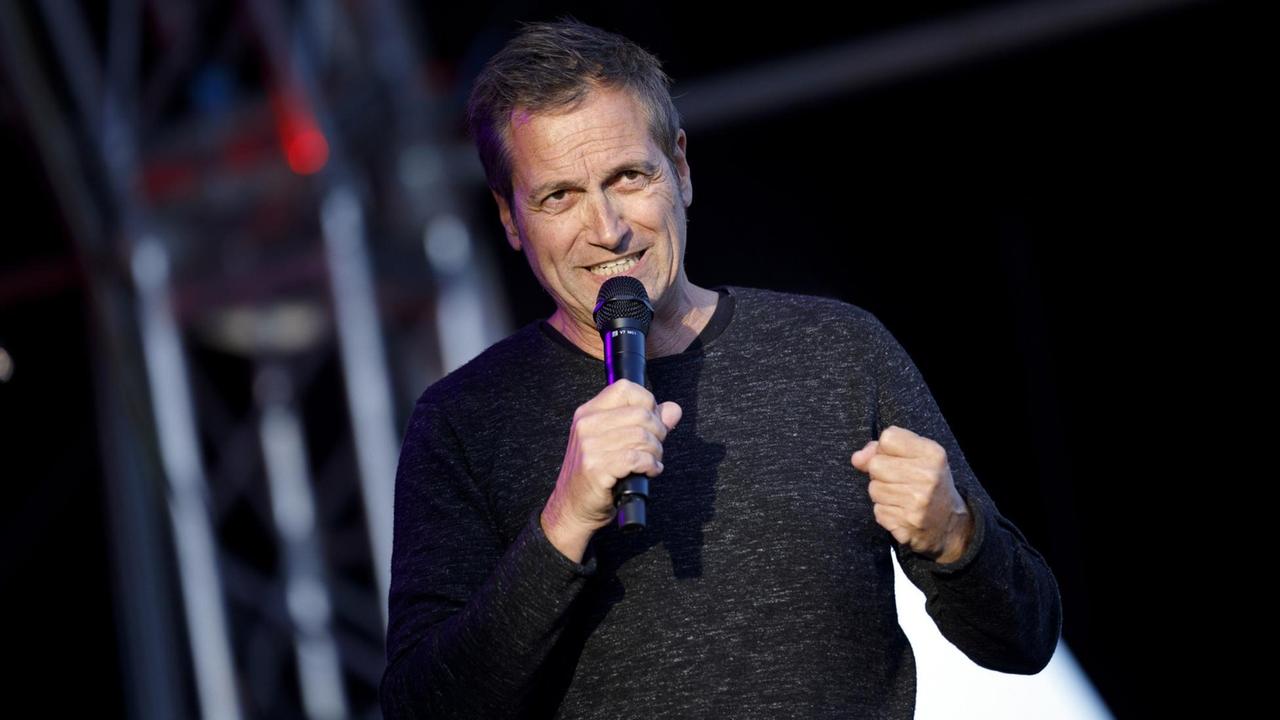 Dieter Nuhr spricht in ein Mikrofon, live im Kulturgarten mit seinem Programm 'Kein Scherz!' in der Bonner Rheinaue, am 4. August 2020.