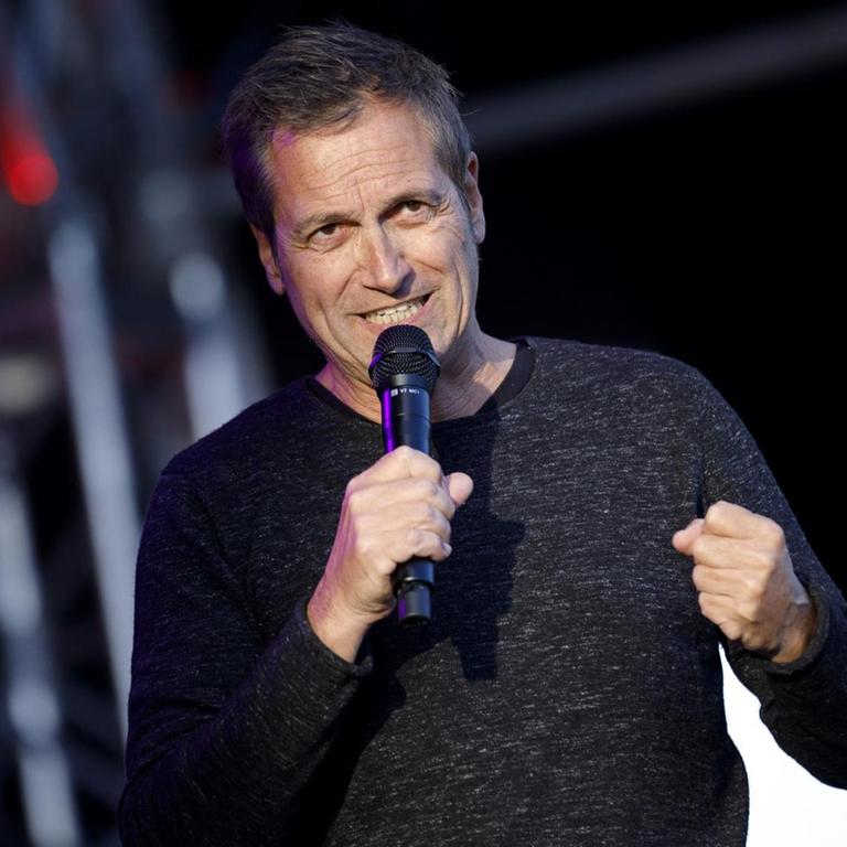 Dieter Nuhr spricht in ein Mikrofon, live im Kulturgarten mit seinem Programm 'Kein Scherz!' in der Bonner Rheinaue, am 4. August 2020.