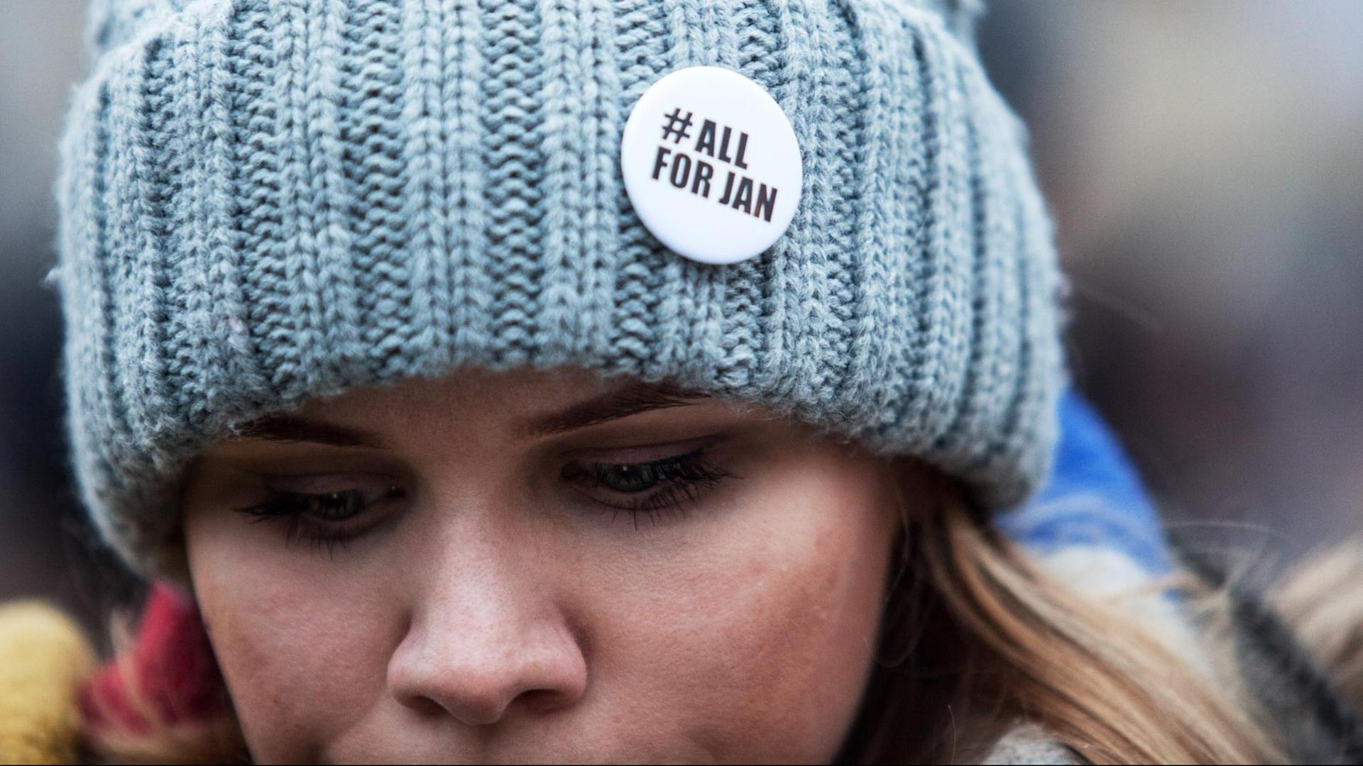 Button mit dem Hashtag #allforjan auf der Wollmütze einer Teilnehmerin des Trauermarsches für den ermordeten Journalisten Jan Kuciak und seiner Verlobten in Bratislava