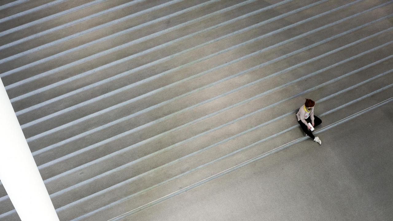 Die Treppe der Pinakothek der Moderne in München.