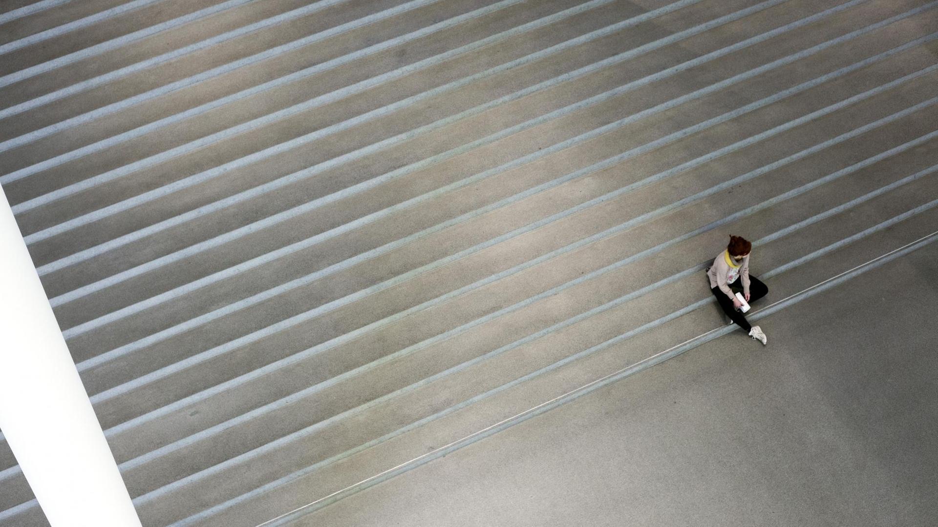 Eine Treppe der Pinakothek der Moderne in München