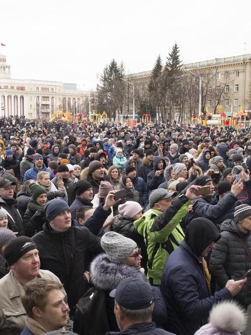 27.03.2018, Russland, Kemerowo: Menschen versammeln sich vor dem Rathaus in Kemerowo und fordern die Aufklärung über die Brandursache in einem Einkaufszentrum. Die Region Kemerowo in Sibirien trägt Trauer und gedenkt der Toten des Großbrandes in einem Einkaufszentrum. Die meisten der 64 Toten sind Kinder. Foto: Sergei Gavrilenko/AP/dpa +++ dpa-Bildfunk +++
