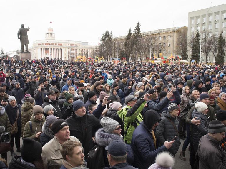 27.03.2018, Russland, Kemerowo: Menschen versammeln sich vor dem Rathaus in Kemerowo und fordern die Aufklärung über die Brandursache in einem Einkaufszentrum. Die Region Kemerowo in Sibirien trägt Trauer und gedenkt der Toten des Großbrandes in einem Einkaufszentrum. Die meisten der 64 Toten sind Kinder. Foto: Sergei Gavrilenko/AP/dpa +++ dpa-Bildfunk +++