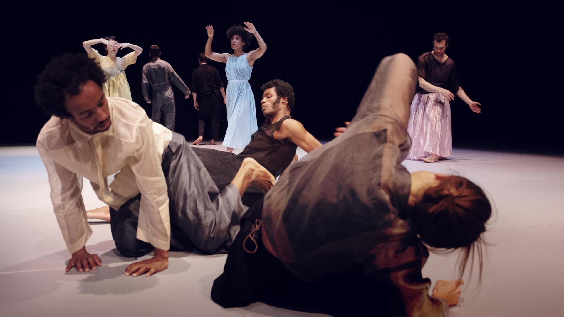 Tänzerinnen und Tänzer der schwedischen Kompanie "Cullberg" in einer Deutschlandpremiere von "The Listeners" inszeniert von Alma Söderberg am PACT Zollverein in Essen