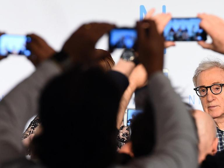 Woody Allen auf der Pressekonferenz in Cannes, von Handykameras umringt