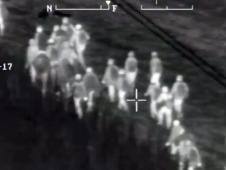 Flüchtlinge auf dem Weg nach Slowenien, aufgenommen in der Nacht von einer Helicopter-Kamera.