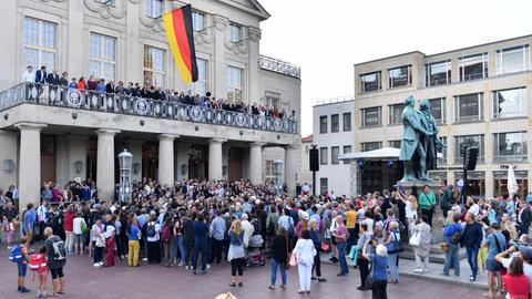 Mit der Nachstellung eines historischen Fotos auf dem Theaterplatz beginnt die Uraufführung "Reichstags-Reenactment" beim Kunstfest Weimar.