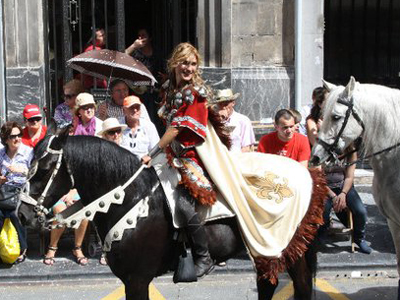 Eine Reiterin der Christen beim Festspiel "Moros y Cristianos"