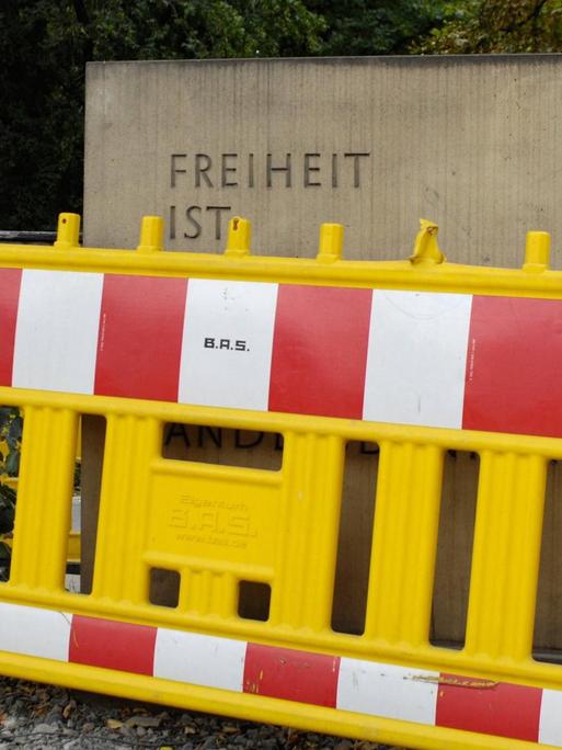 Durch Baustellenabsperrung verdecktes Luxemburg-Zitat: Freiheit ist immer Freiheit der Andersdenkenden.
