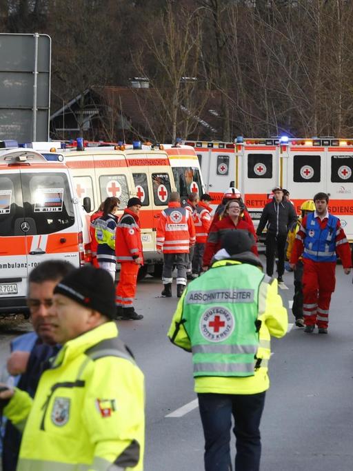 Rettungskräfte an der Unglücksstelle bei Bad Aibling.