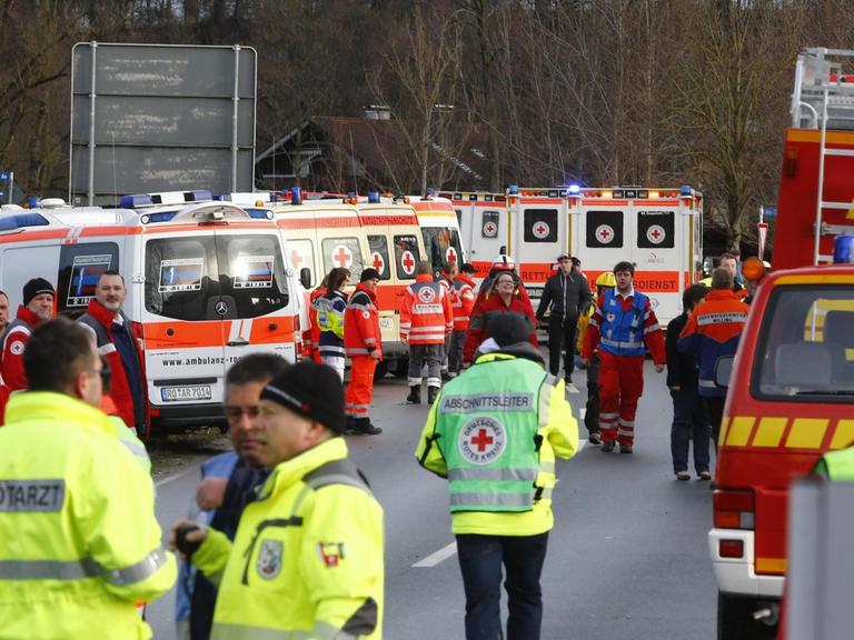 Rettungskräfte an der Unglücksstelle bei Bad Aibling.
