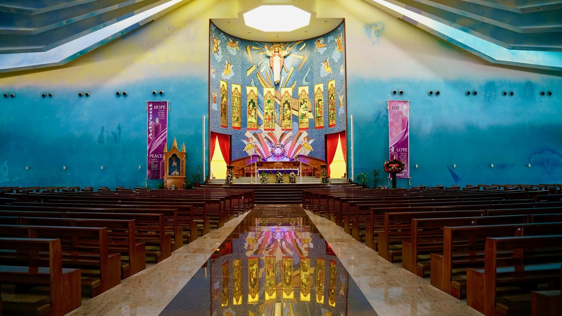Ein Blick auf den bunten Altar der christlichen Kirche vor Doha