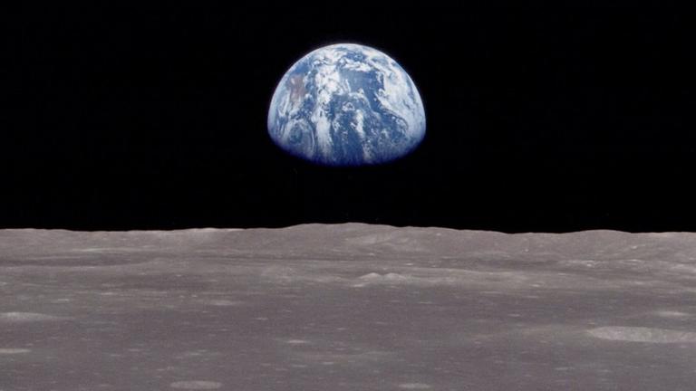 Der Aufgang der Erde über dem Mond, fotografiert von Apollo 8