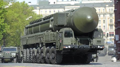 Ein Militärfahrzeug bestückt mit einer Interkontinental-Rakete.