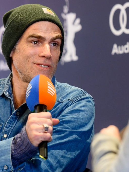 Sebastian Blomberg auf der 70. Berlinale bei der Vorstellung jener Politsatire von Johannes Naber, die ursüringlich "Curveball" heißen sollte, aber wegen rechtlicher Probleme ohne Titel gezeigt wird.