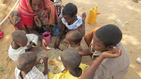 Flüchtlinge nehmen im Camp Dagahaley im kenianischen Dadaab eine Mahlzeit ein.