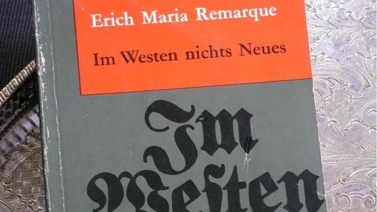 Erich Maria Remarques Kriegsroman "Im Westen nichts neues": Das Bild zeigt die Taschenbuch-Ausgabe von 1959