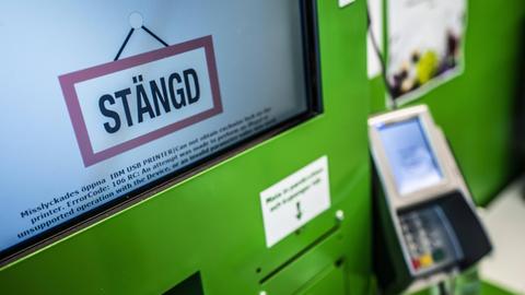 "Stängd" - "Geschlossen" steht auf einem Bezahlterminal der schwedischen Lebensmittelkette Coop