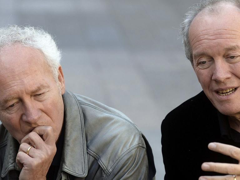 Die belgischen Brüder Jean-Pierre (l) and Luc Dardenne (r) bei der Vorstellung ihres Films "Zwei Tage, eine Nacht" beim Valladolid International Film Festival in Spanien, aufgenommen am 18.10.2014
