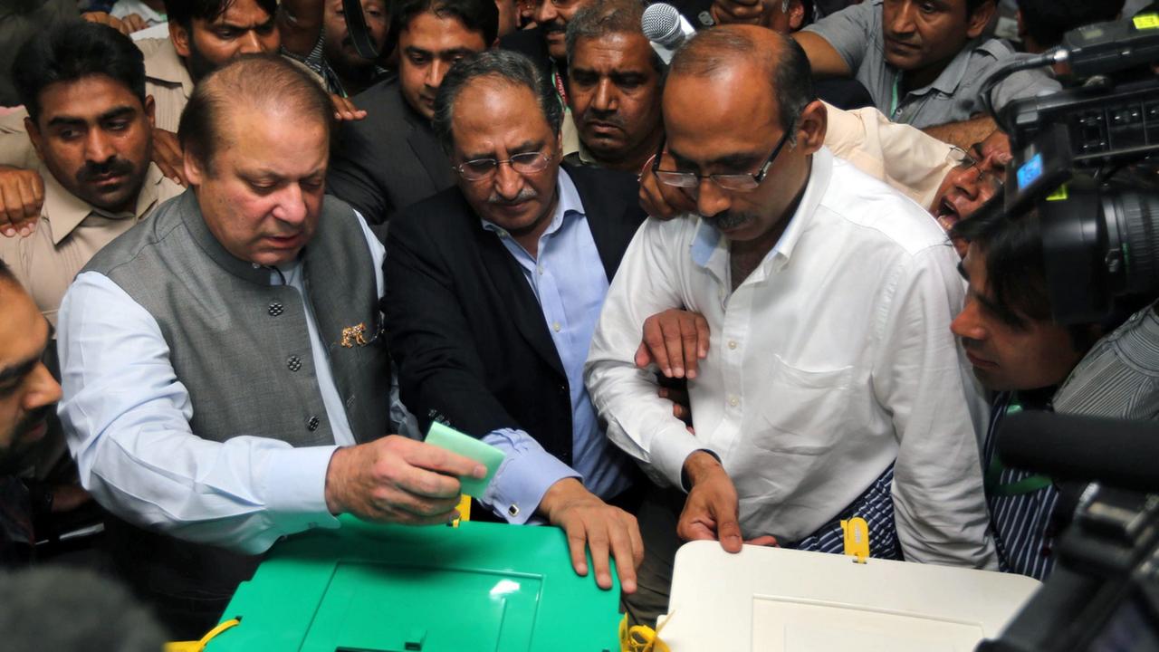 epa03695962 Former Pakistani Prime Minister Nawaz Sharif (L) casts his ballot during parliamentary elections in Lahore, Punjab province, Pakistan, 11 May 2013. Millions of voters began casting their ballots 11 May, in Pakistan's key general elections afte epa03695962 Former Pakistani Prime Minister Nawaz Sharif (L) casts his ballot during parliamentary elections in Lahore, Punjab province, Pakistan, 11 May 2013. Millions of voters began casting their ballots 11 May, in Pakistan's key general elections afte