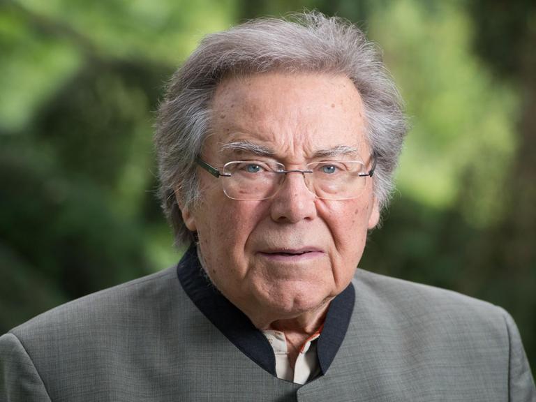 Der deutsche Sänger und Dirigent Peter Schreier posiert am 09.07.2015 in Dresden auf seinem Balkon, kurz vor seinem 80. Geburtstag.
