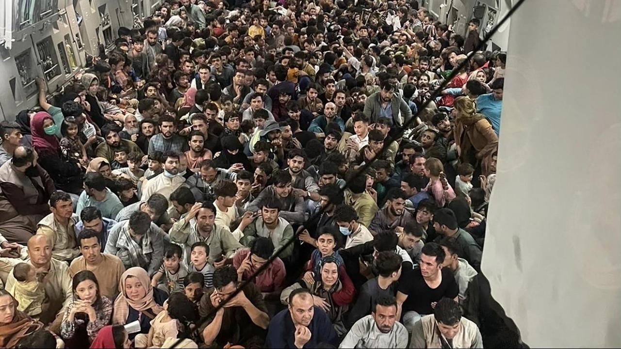 640 Afghanen in einem komplett überfüllten Flugzeug der US-Luftwaffe.