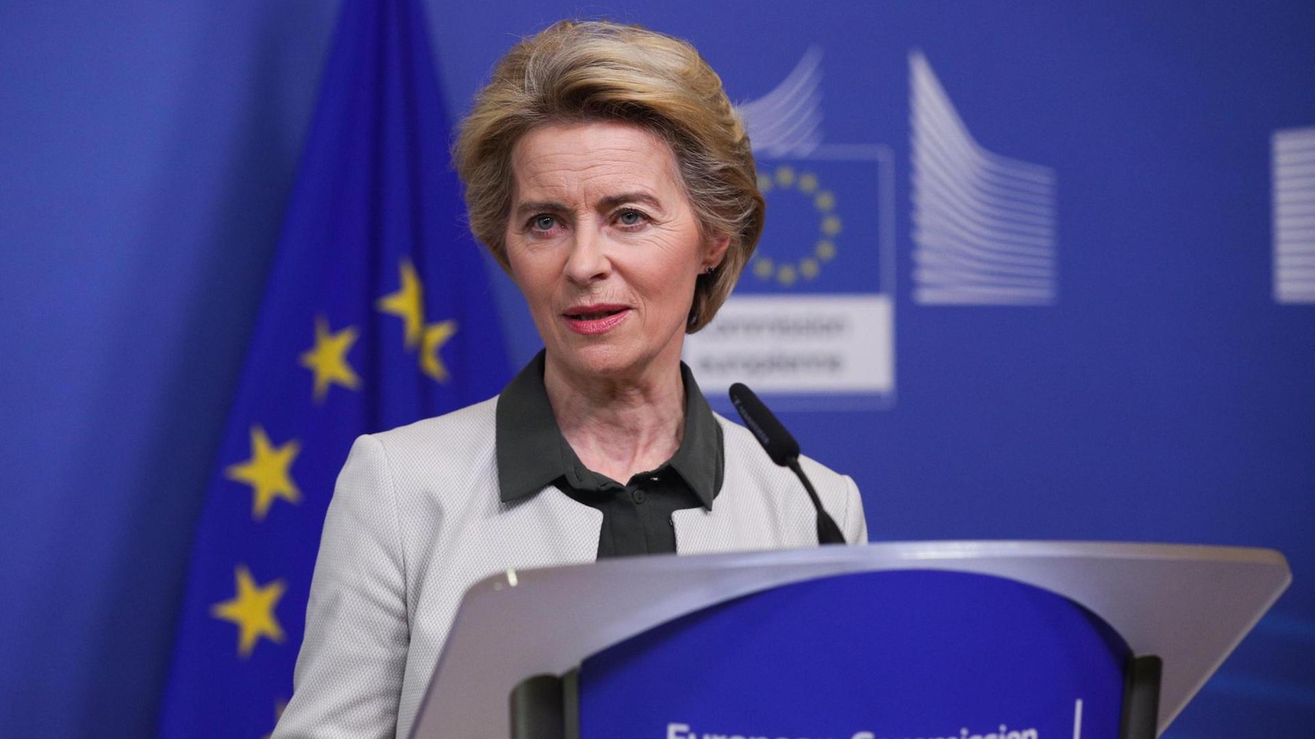 Ursula von der Leyen steht an einem Pult und verkündet den neuen Green Deal in Brüssel