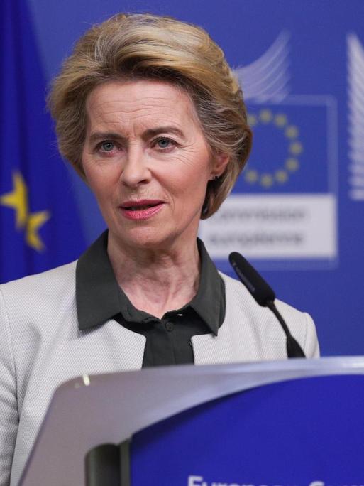 Ursula von der Leyen steht an einem Pult und verkündet den neuen Green Deal in Brüssel