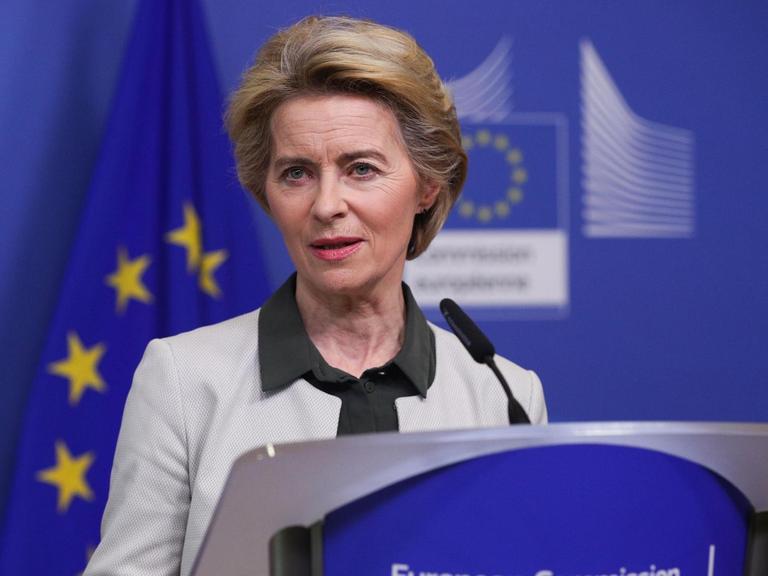 Ursula von der Leyen steht an einem Pult und verkündet den neuen Green Deal in Brüssel