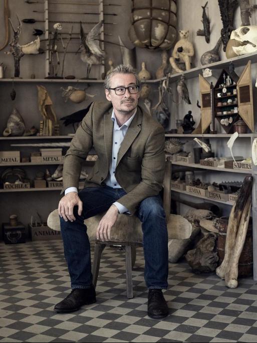 Dr. Eske Willerslev sitzt in einem Raum mit Artefakten aus der Wikingerzeit