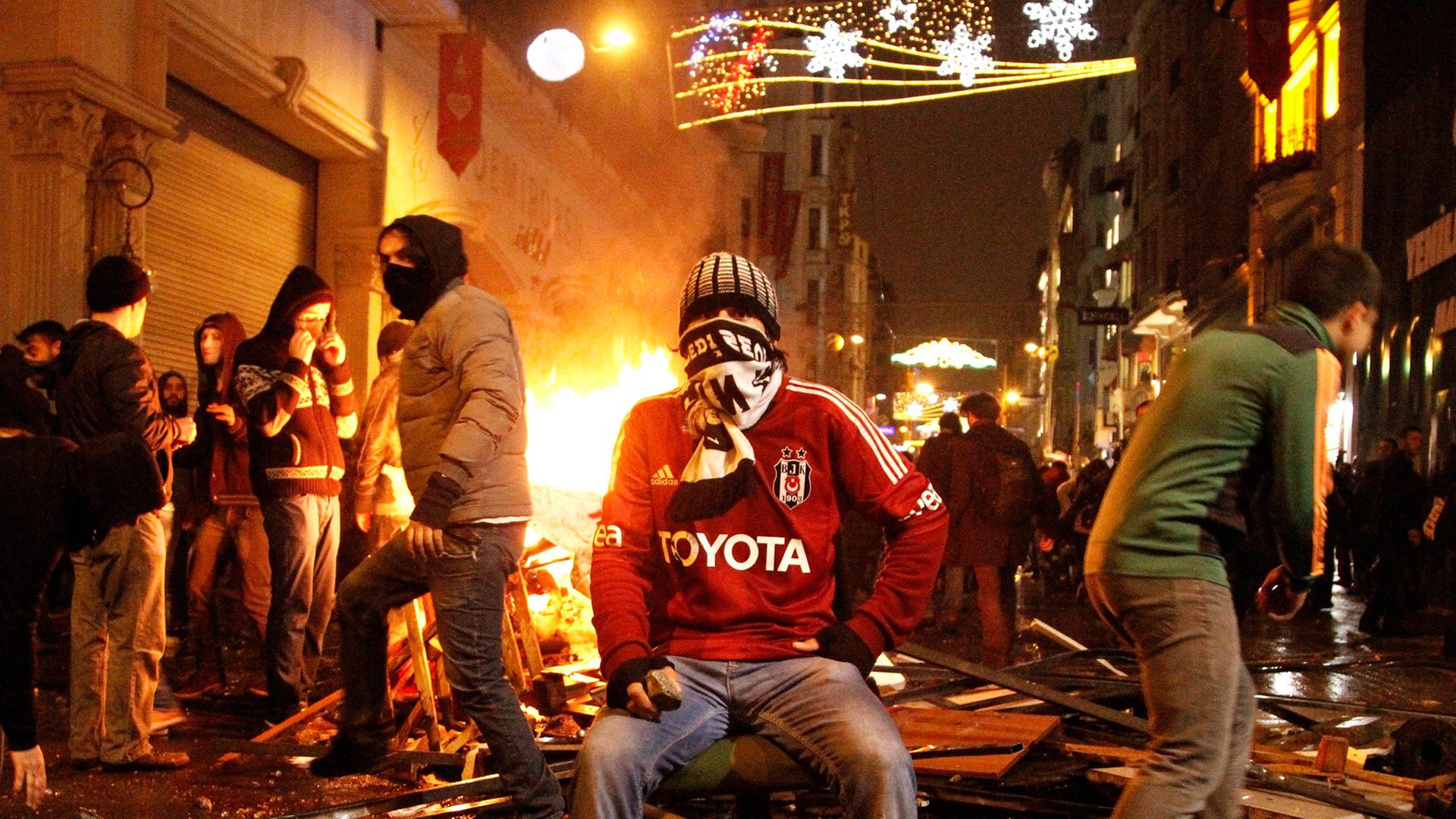 Das Foto vom 22.02.2017 zeigt zum Teil vermummte Demonstranten in Istanbul, die nahe einer Barrikade stehen. Sie protestieren gegen die Regierung, die ein umstrittenes Gesetz zur Internetkontrolle verabschiedet hat.