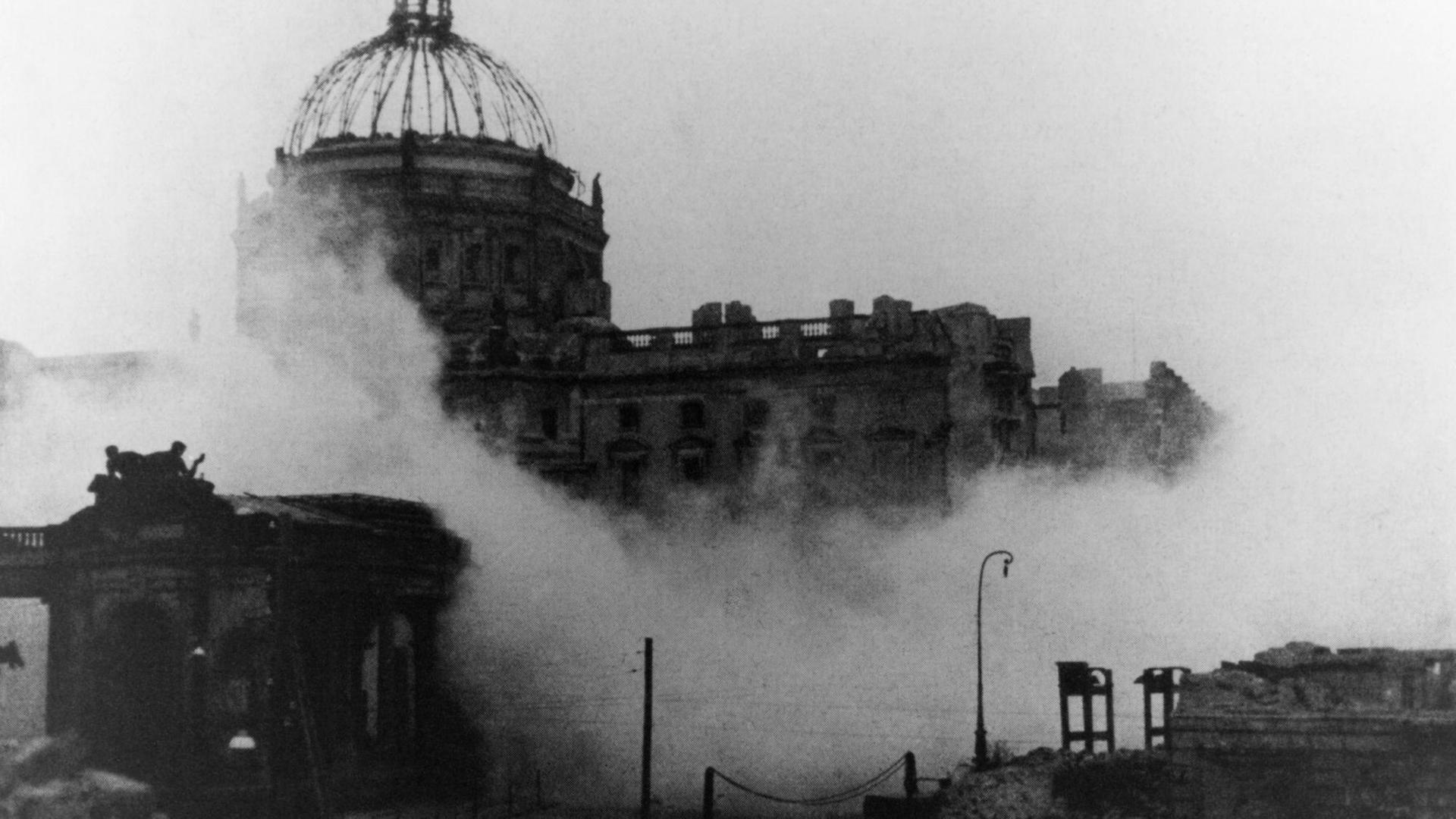 Sprengung der West– und Südseite des Berliner Stadtschlosses am Schlossplatz / Ecke Schlossfreiheit.
