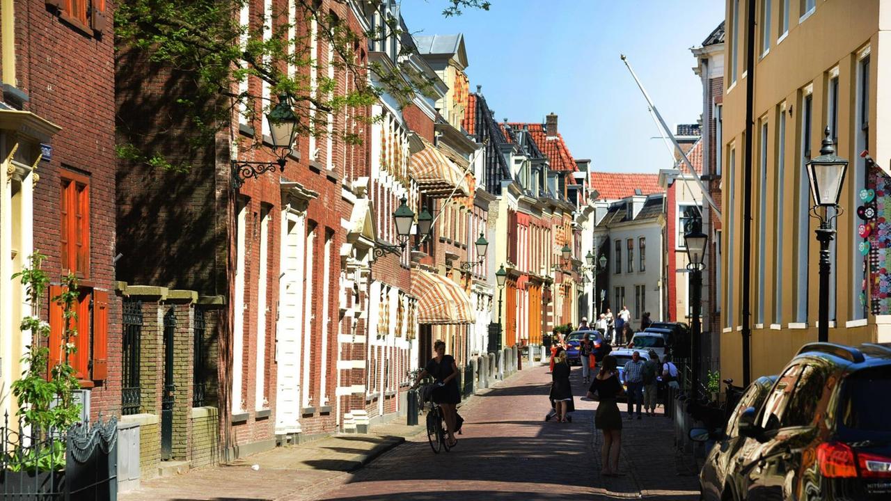 Die gemütlichen Straßen von Leeuwarde säumen Cafés und kleine Läden. 