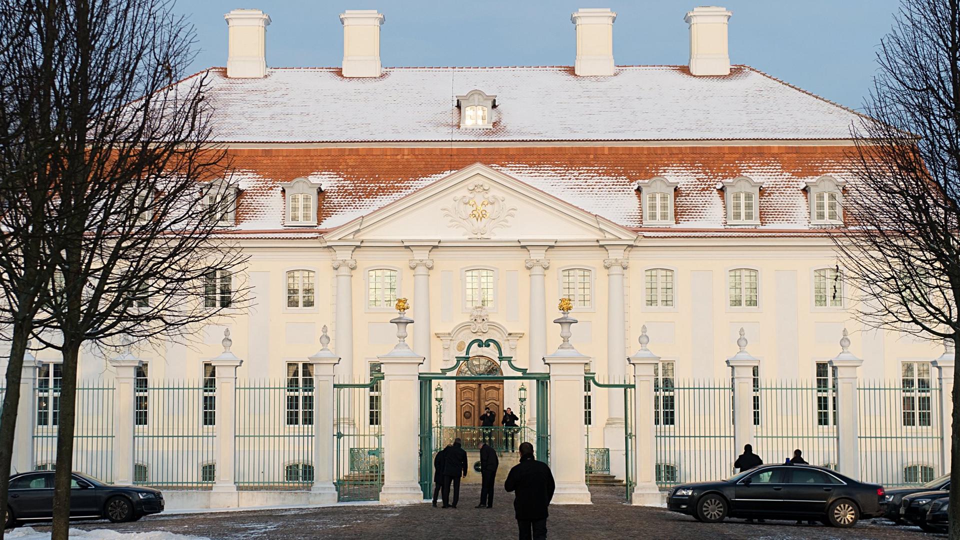 XXXX kommt am 23.01.2014 in Meseberg zur Klausurtagung des Bundeskabinetts. Das schwarz-rote Bundeskabinett traf sich für zwei Tage, um den weiteren Kurs der Regierung einvernehmlich zu bestimmen. Foto: Maurizio Gambarini/dpa