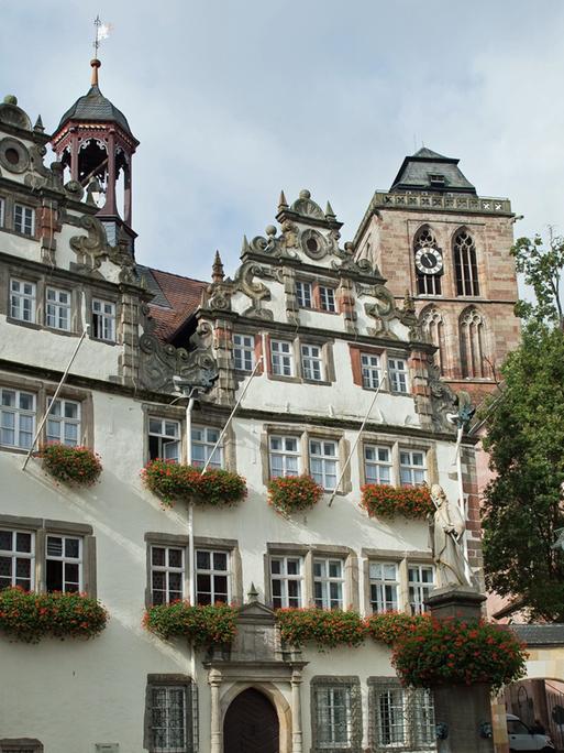 Das Rathaus vor der Stadtkirche in Bad Hersfeld aufgenommen am 04.10.2017. Der 59. Hessentag findet vom 07.-16.06.2019 in der hessischen Kurstadt Bad Hersfeld statt.