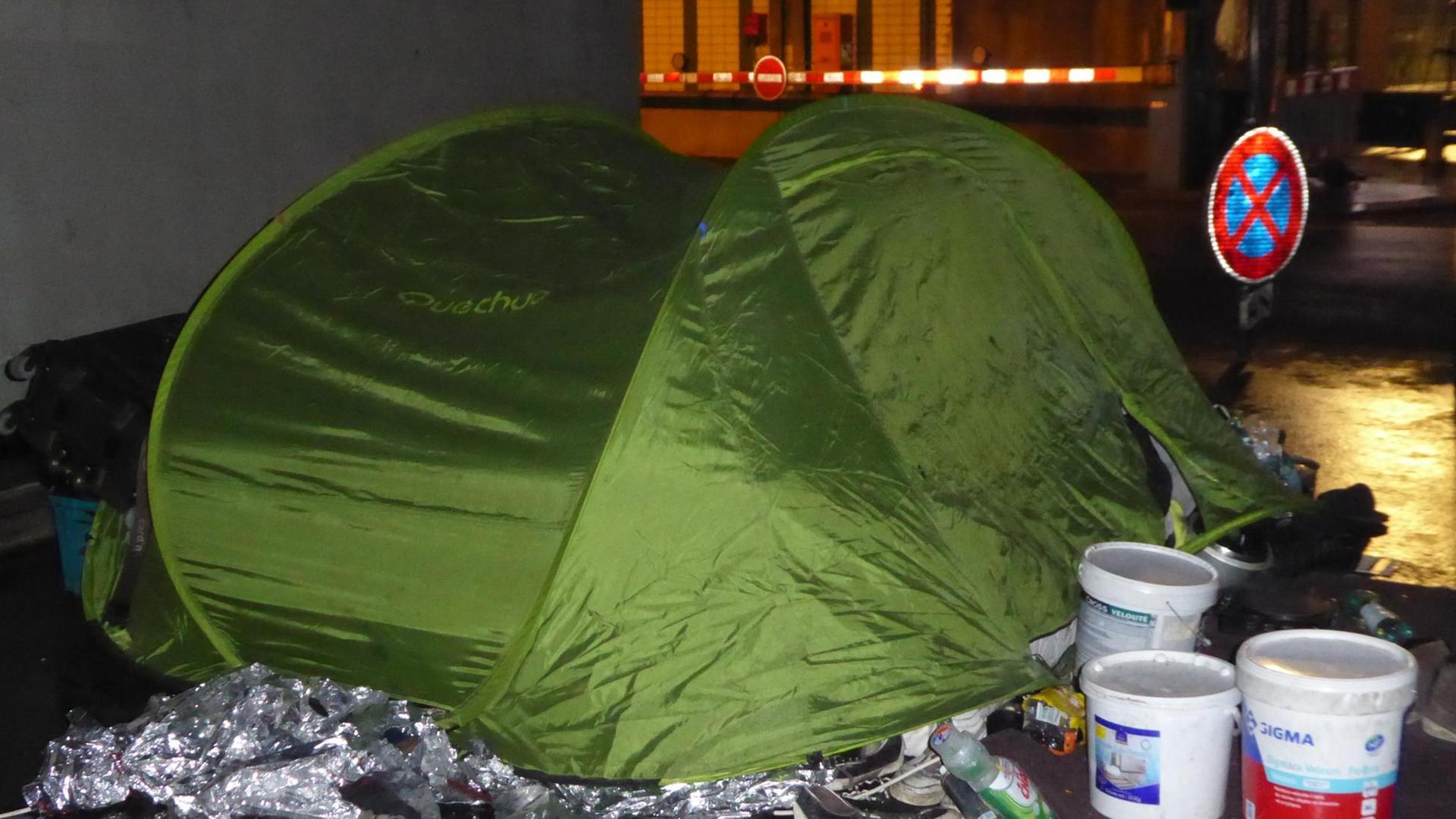 Ein grünes Iglu-Zelt an einer Straße