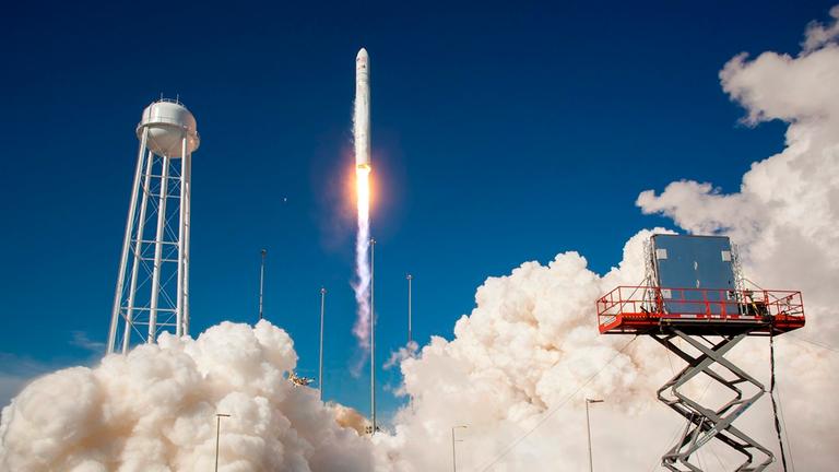 epa03672256 A handout picture provided by NASA shows the Orbital Sciences Corporation Antares rocket as it launches from Pad-0A of the Mid-Atlantic Regional Spaceport (MARS) at the NASA Wallops Flight Facility in Virginia, USA, 21 April 2013. The test lau