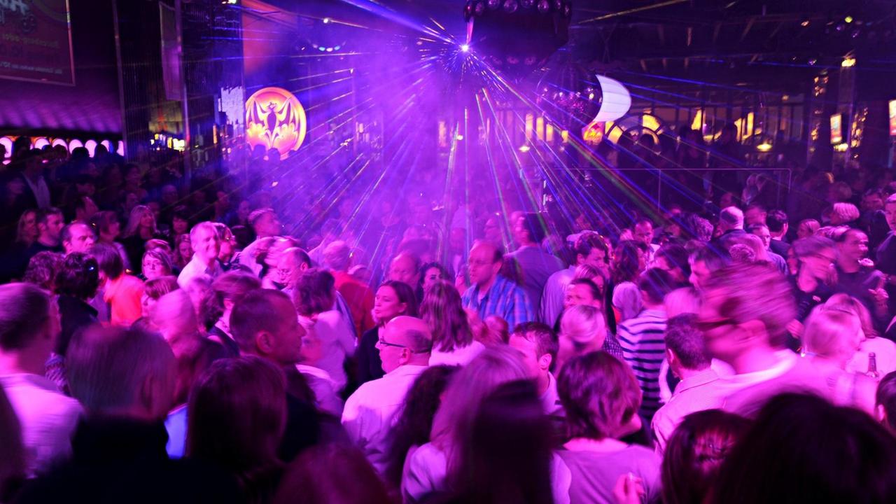 Menschen tanzen am (03.01.2012) in einer Disco in Stuttgart.
