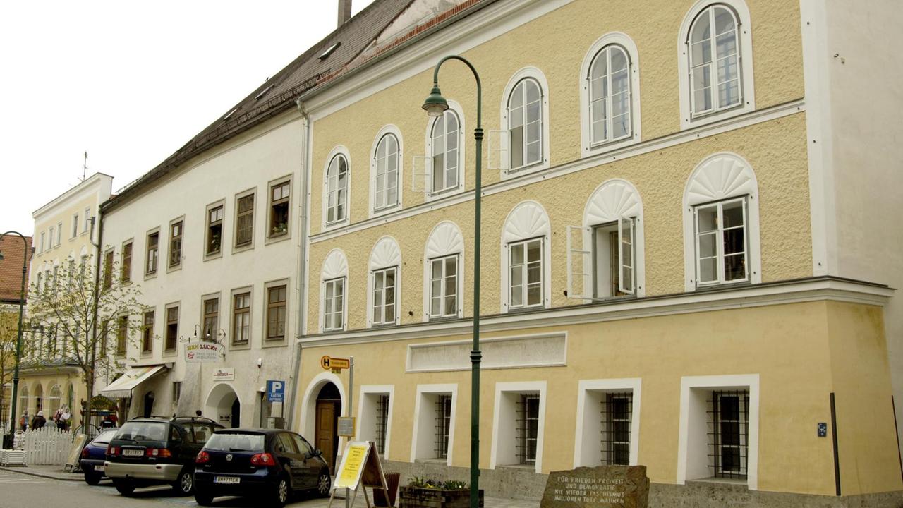 Blick auf das Geburtshaus von Adolf Hitler in der Salzburger Vorstadt in Braunau am Inn in Österreich