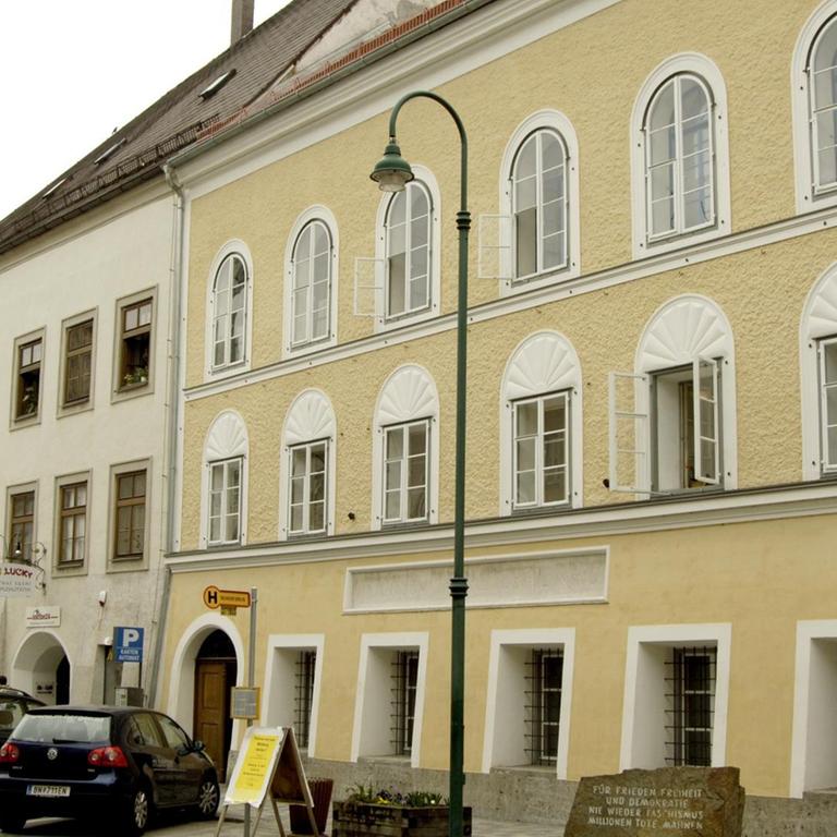 Blick auf das Geburtshaus von Adolf Hitler in der Salzburger Vorstadt in Braunau am Inn in Österreich