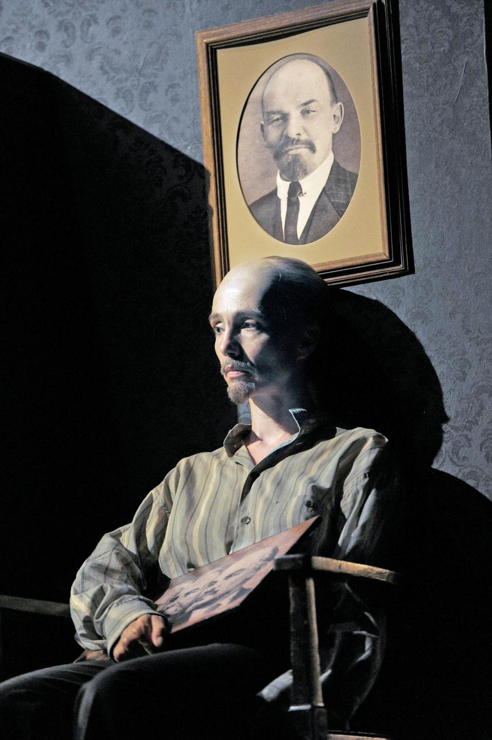 Ursina Lardi als "Lenin" in Milo Raus gleichnamigem Stück.