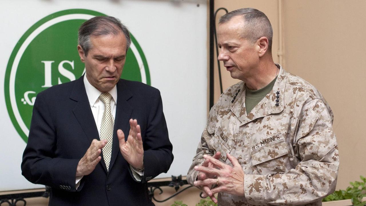 Botschafter Michael Steiner, Beauftragter für Afghanistan und Pakistan der Bundesregierung, trifft 2011 in Kabul mit General John Allen, ISAF-Kommandeur in Afghanistan, zusammen