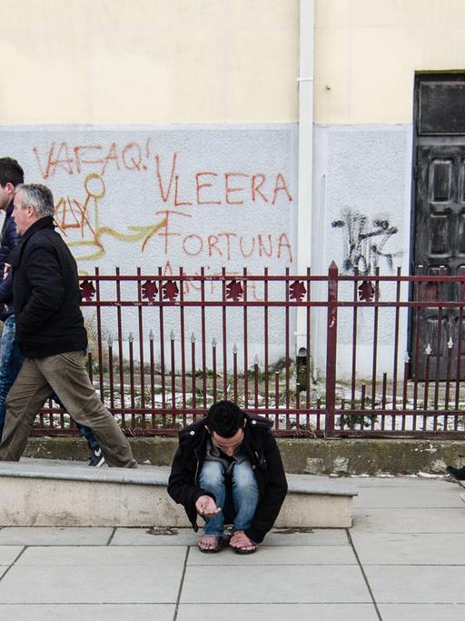 Ein Mann bettelt barfuß um Geld in in Pristina, der Hauptstadt des Kosovo.